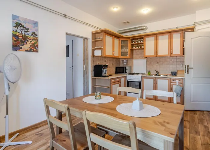 Strzelecka Urban By Bookinghost *